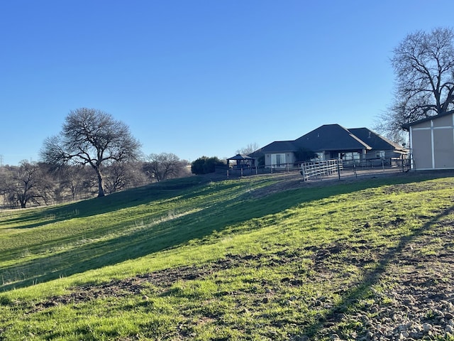 view of yard featuring a rural view