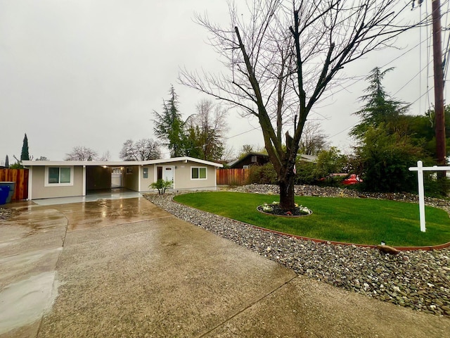 view of front of house featuring a front yard