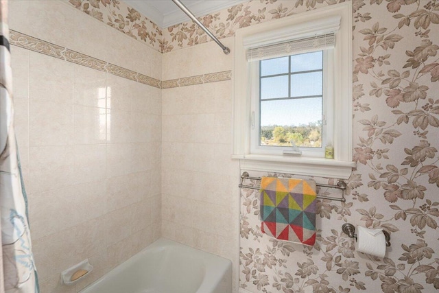 bathroom featuring tiled shower / bath and ornamental molding