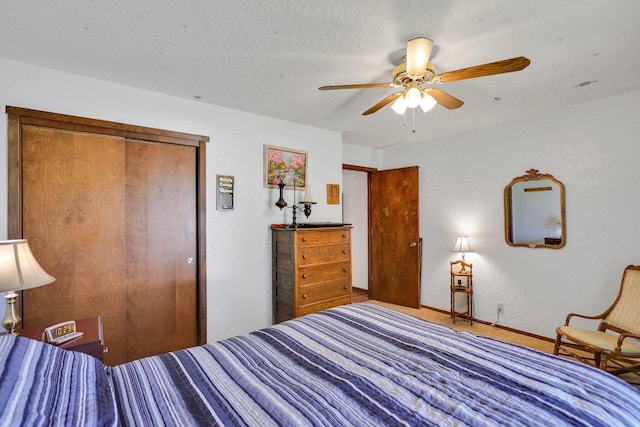 bedroom featuring ceiling fan and a textured ceiling