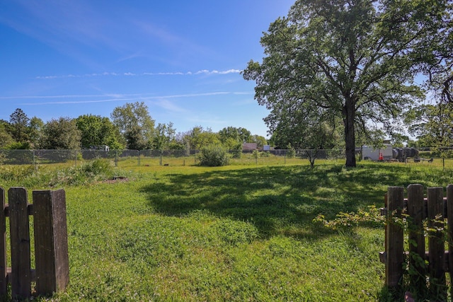 view of yard with a rural view