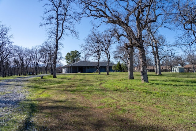 view of yard featuring an outbuilding