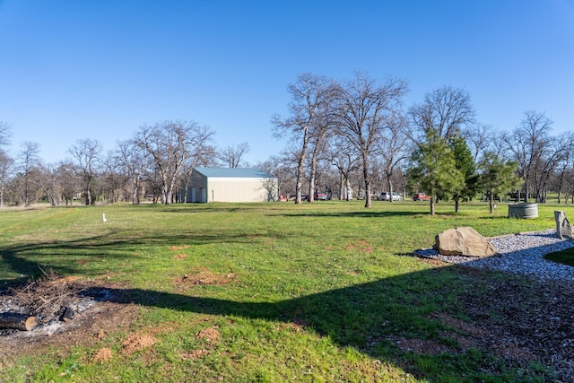 view of yard featuring a pole building and an outbuilding