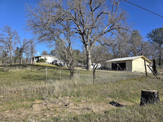 view of yard with an outdoor structure