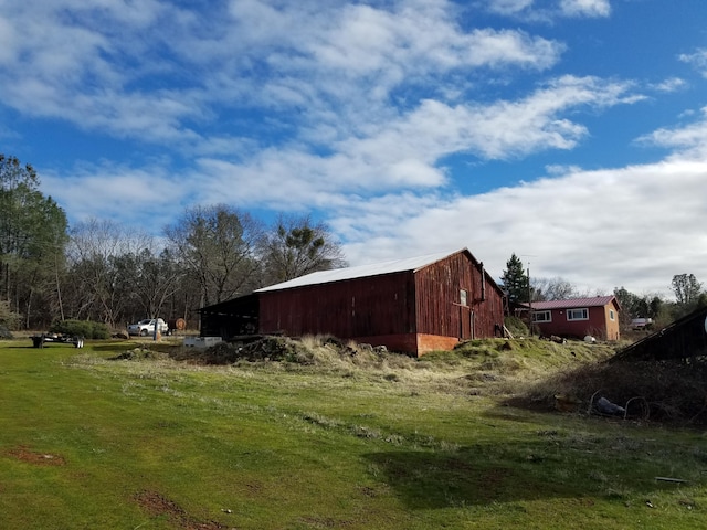 view of pole building featuring a lawn