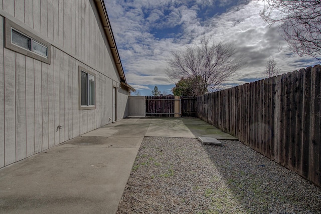 view of yard featuring a patio