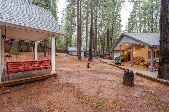 view of yard featuring a shed