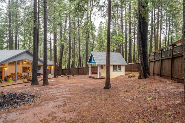 view of yard featuring an outbuilding