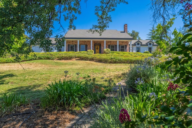 view of front of house featuring a front yard