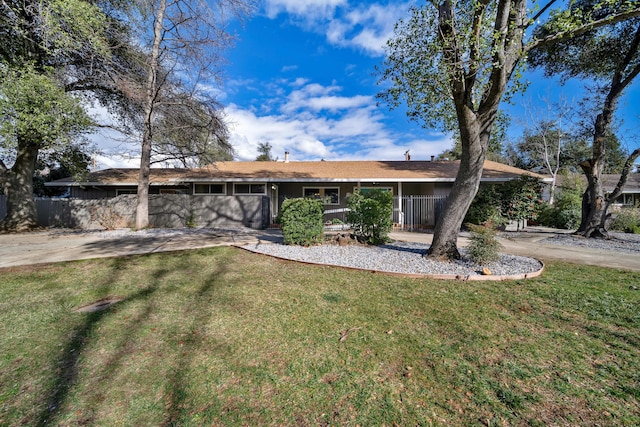 ranch-style home featuring a front lawn