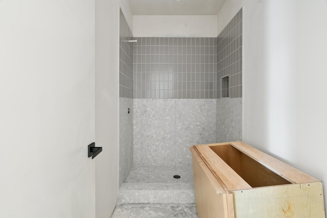 bathroom featuring a tile shower