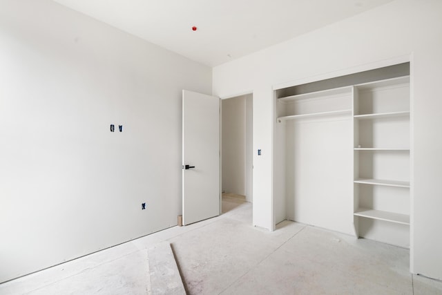 unfurnished bedroom featuring a closet