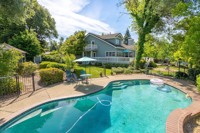 view of swimming pool with a yard