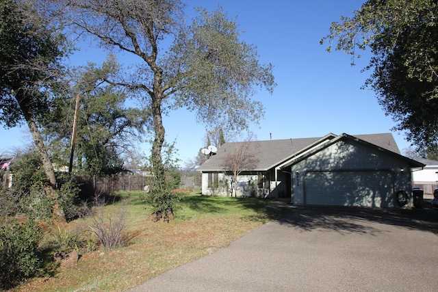 view of front facade featuring a garage and a front lawn