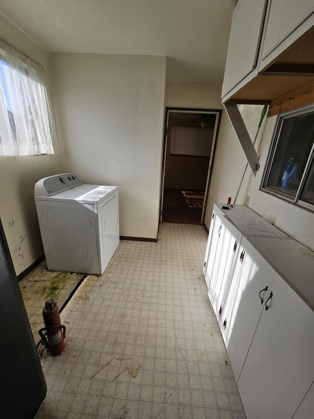 laundry room featuring cabinets and washer / dryer