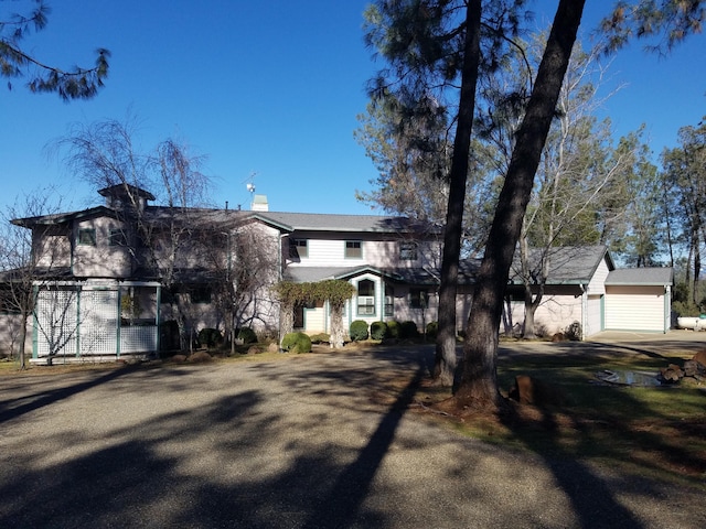 view of front facade featuring a garage