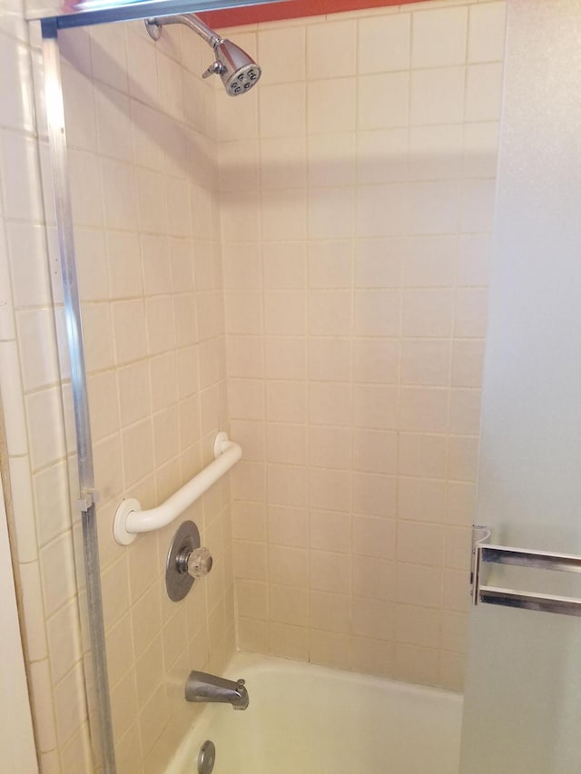 bathroom featuring tiled shower / bath combo