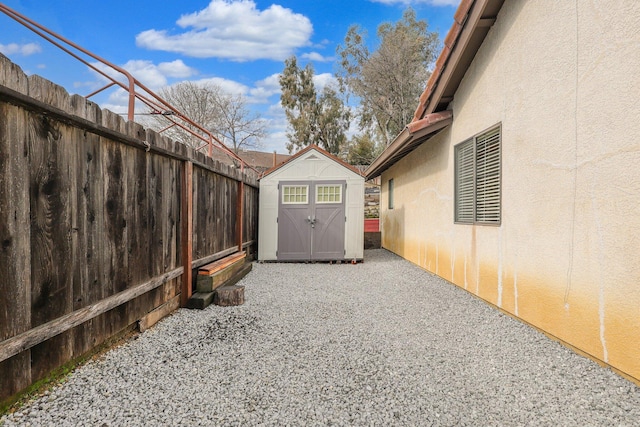 view of yard with a storage unit