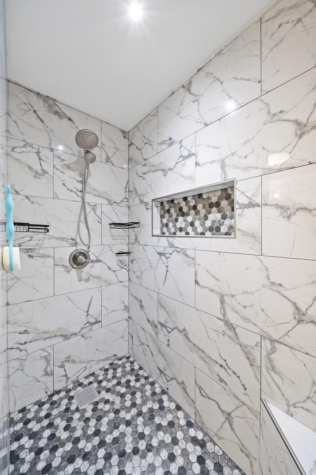 bathroom featuring tiled shower