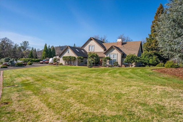 view of front of property featuring a front yard