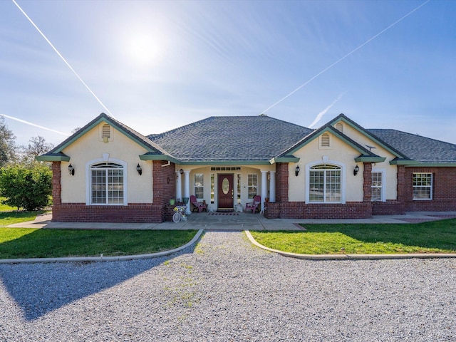 ranch-style home featuring a front lawn