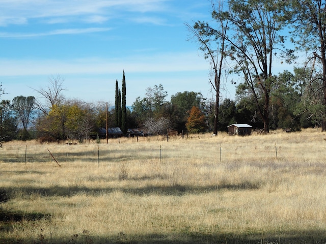 view of yard featuring a rural view