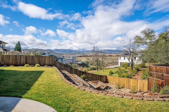 view of yard with a mountain view