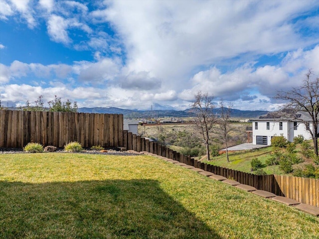 view of yard featuring a mountain view