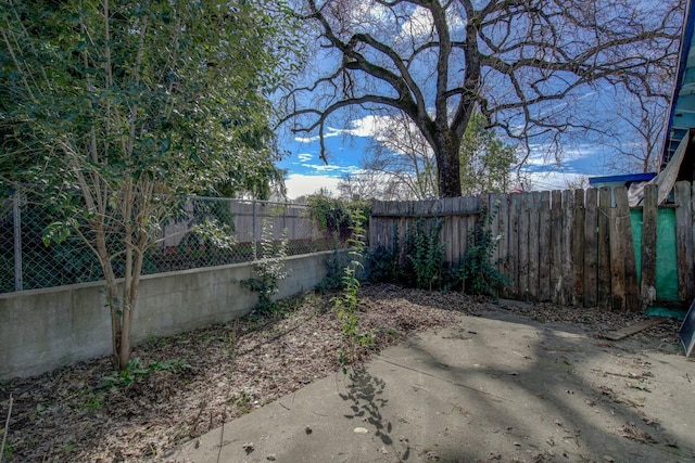 view of yard with a patio