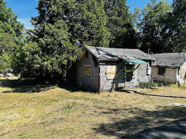 106 N W St, Yreka, CA 96097 - view of front facade with a front yard