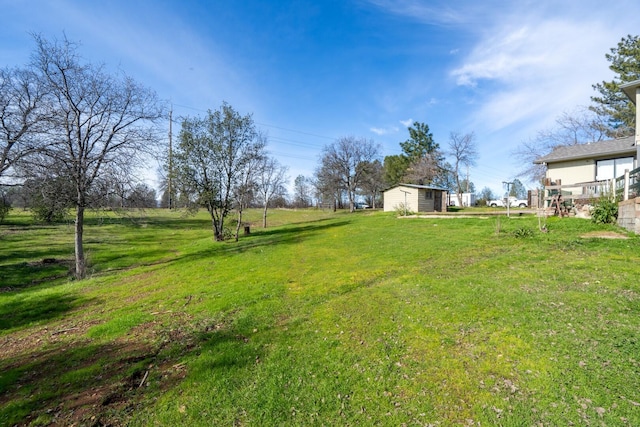 view of yard featuring a storage shed