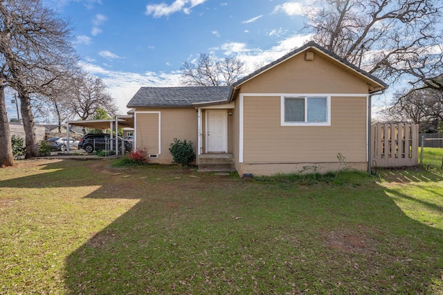 view of front of property featuring a carport and a front yard