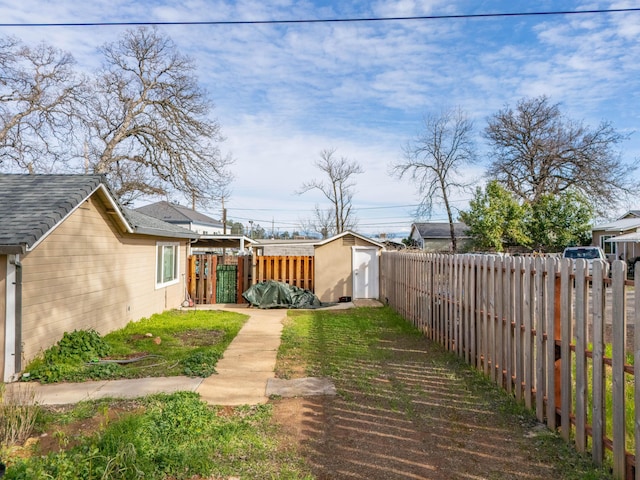 view of yard with a storage shed