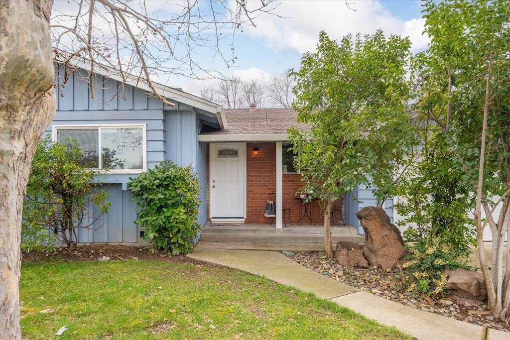 view of front of house with a front lawn