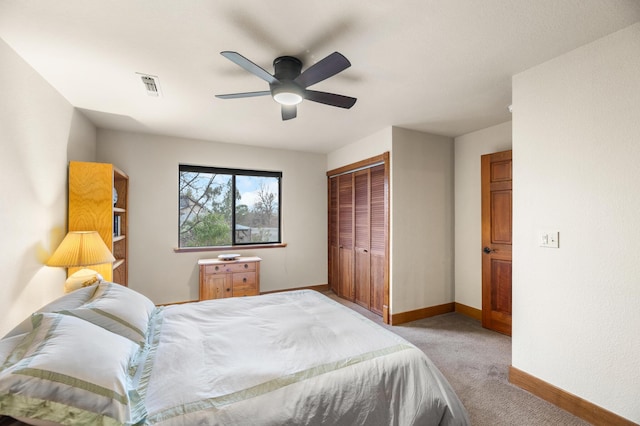 bedroom featuring light carpet, baseboards, visible vents, ceiling fan, and a closet