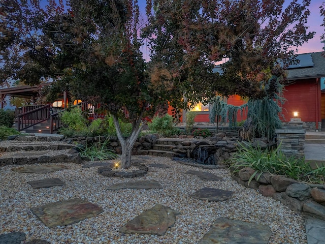 view of yard at dusk