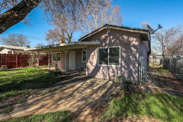 view of front facade featuring covered porch and fence