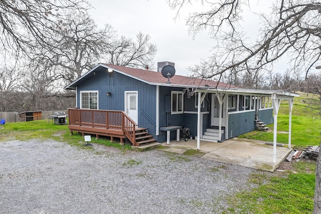 view of front of property featuring a patio area