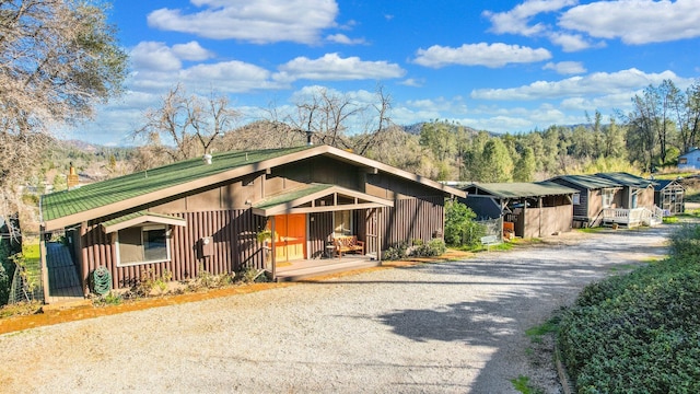 view of front of home with gravel driveway