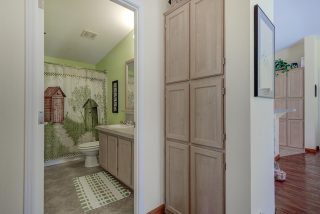 full bathroom featuring visible vents, toilet, tile patterned flooring, vanity, and a shower with curtain