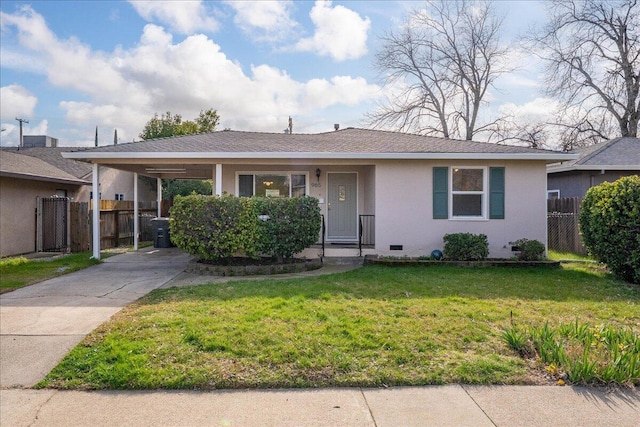 view of front of house featuring stucco siding, a front yard, crawl space, fence, and a carport