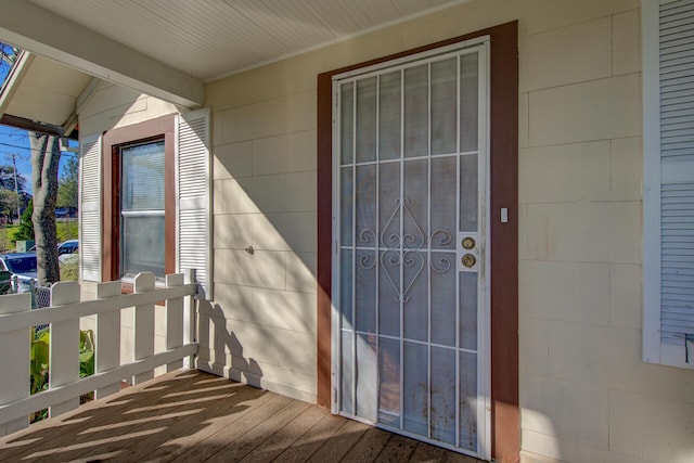 property entrance featuring a porch