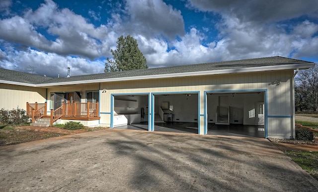 view of front of property with a garage and driveway