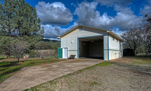 detached garage featuring concrete driveway