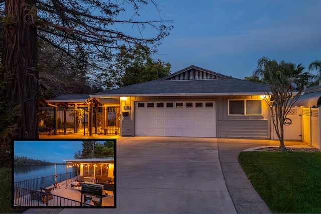 view of front facade with a garage and driveway