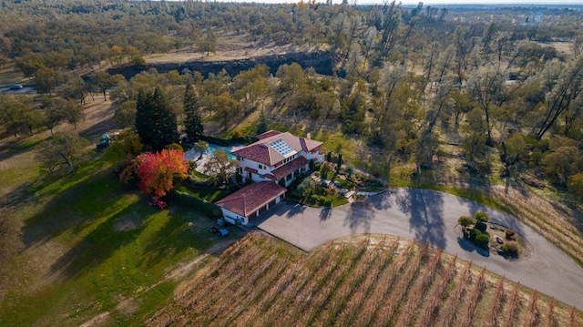 birds eye view of property featuring a forest view