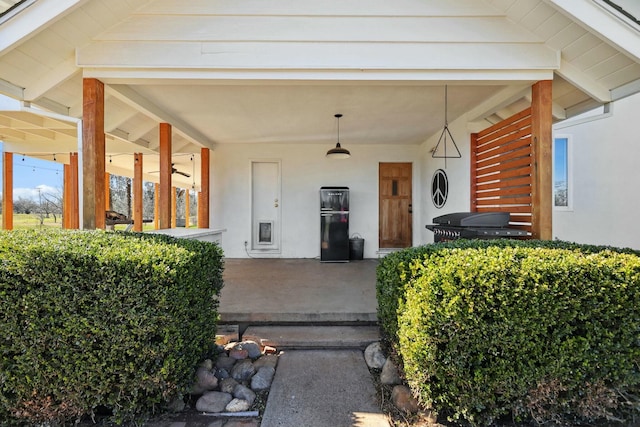 entrance to property with stucco siding