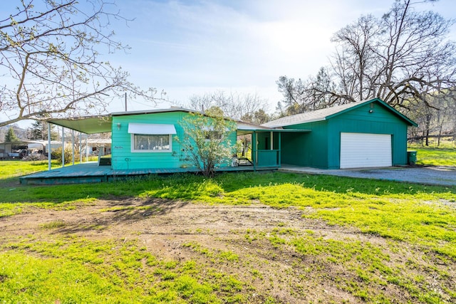 view of front facade with a front yard, an attached garage, and driveway