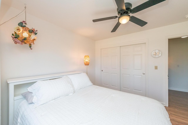 bedroom featuring a closet, ceiling fan, baseboards, and wood finished floors