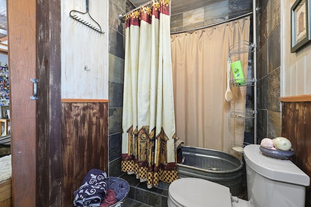 full bath with curtained shower and toilet